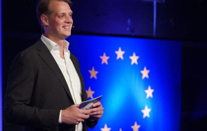 Portrait of Mels Klabbers in front of a European flag