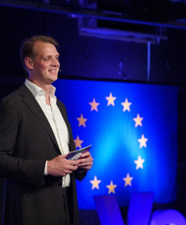 Portrait of Mels Klabbers in front of a European flag