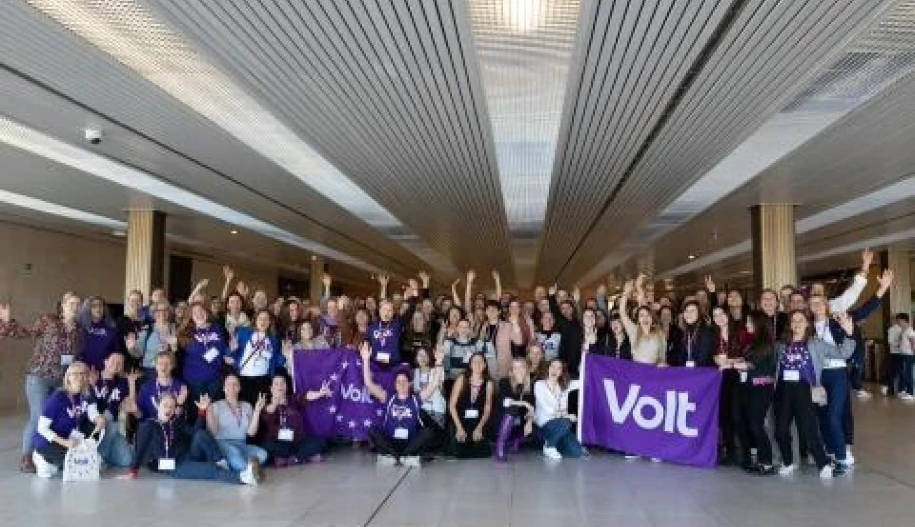 Women from Volt pose in front of the camera in Prague during the 2022 General Assembly.