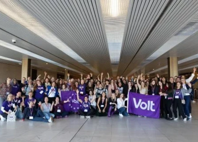Women from Volt pose in front of the camera in Prague during the 2022 General Assembly.