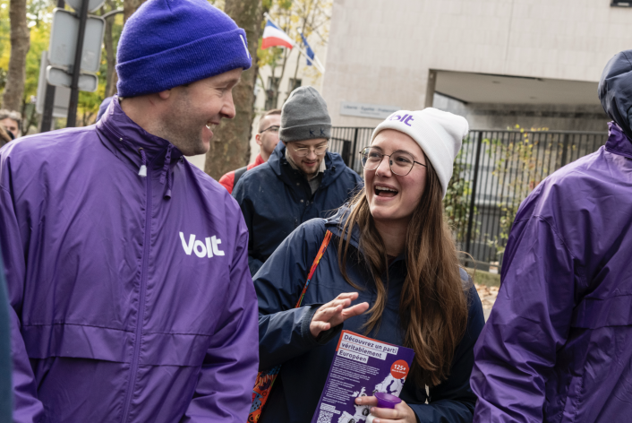 Volters marching in the streets of Paris together